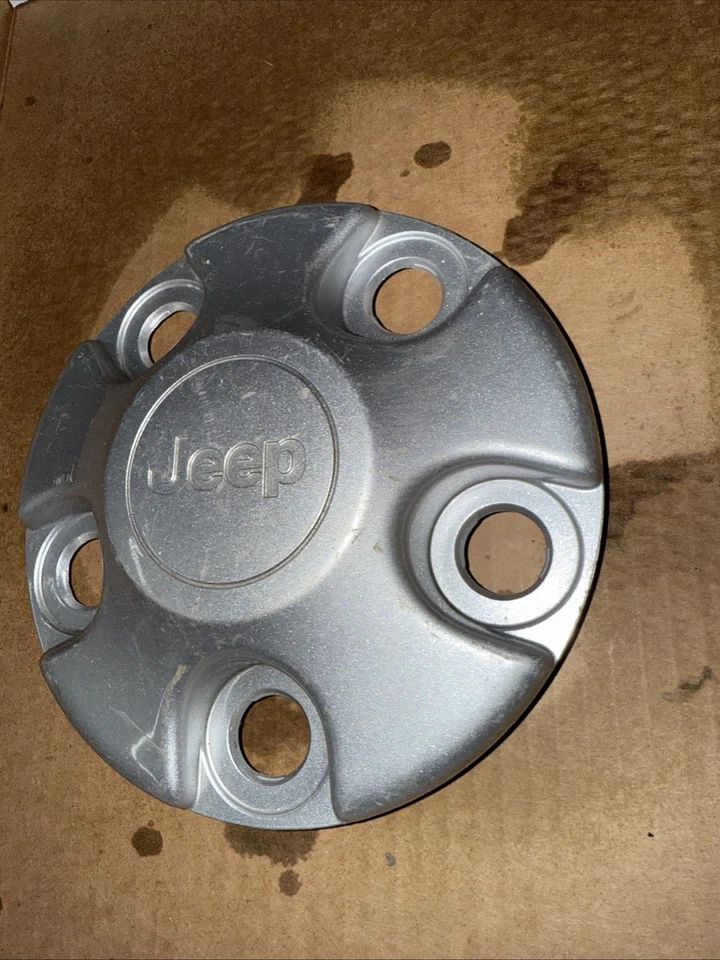 Un (1) tapacubos central de 5 orejetas para llanta Jeep Wrangler 2007-2016 OEM 1AH90TRMAD Foto 2 de 4