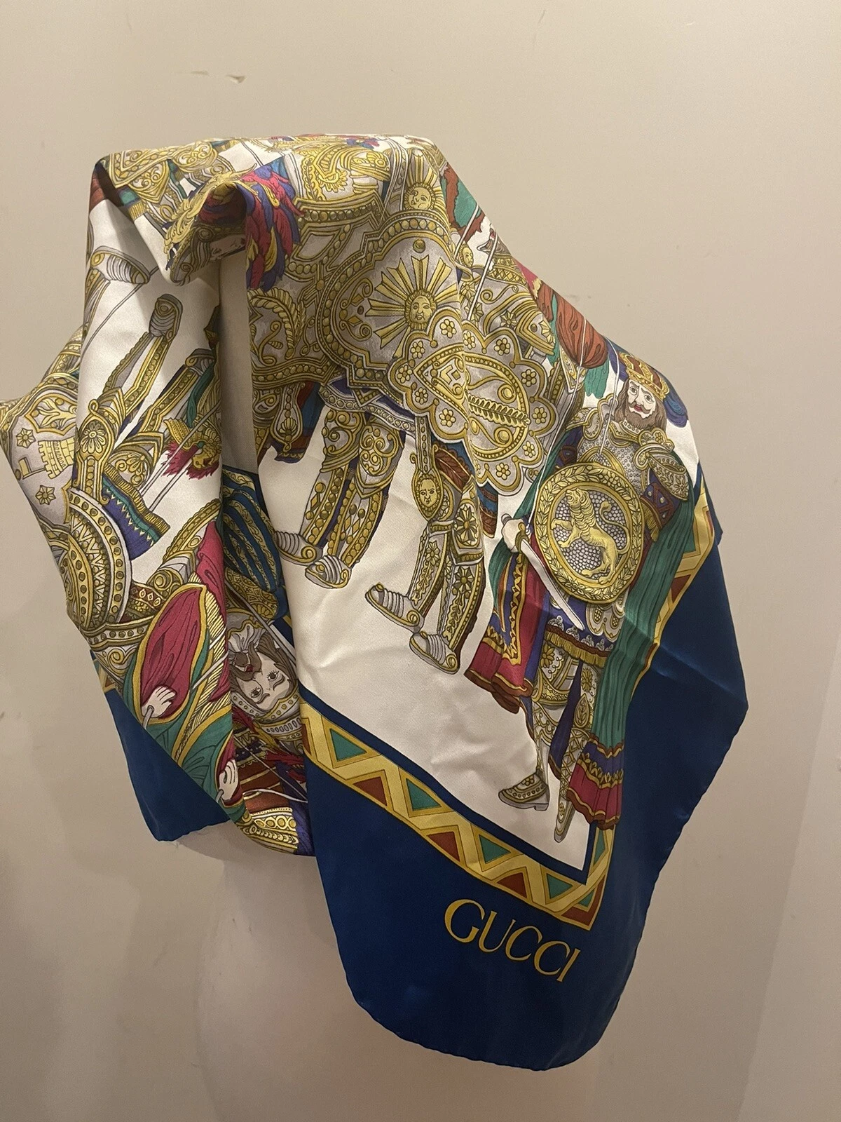 Gucci grande écharpe en soie chevaliers en armure 