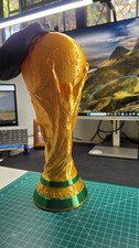 Réplica de Trofeo de Fútbol Copa Mundial de la FIFA 1:1 Oro con Base Verde Impreso en 3D 14 pulgadas