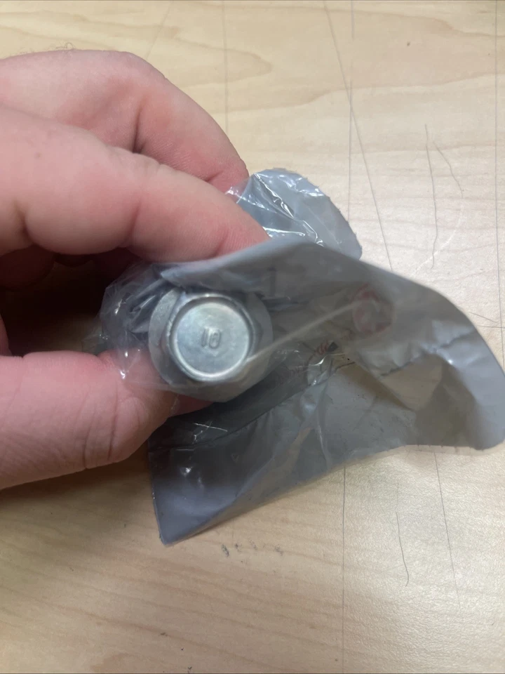 Parafuso de montagem de suporte de pinça de freio dianteiro Honda genuíno (2005-2021) 90107S3VA00 - Imagem 3 de 3