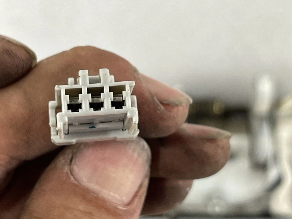 1994 1995 1996 1997 HONDA ACCORD SEDAN RIGHT PASSENGER SIDE FRONT DOOR HANDLE - Image 3 of 4