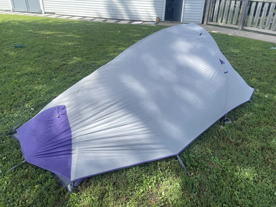 Tienda de campaña para mochileros Quest Preying Mantis para 2 personas púrpura/blanco Foto 3 de 4