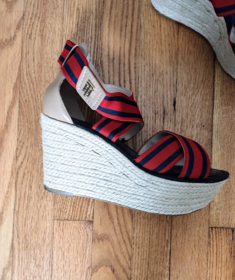 销售 Chic Tommy Hilfiger 红色、蓝色、棕褐色 Yute 坡跟凉鞋 美国 8.5 码 — 第 2/4 张图片
