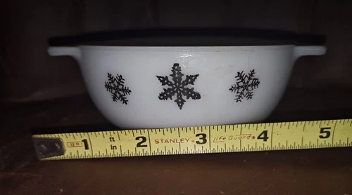 Vintage small Crown Pyrex Gaiety Snowflake jaj Bowl White & Black