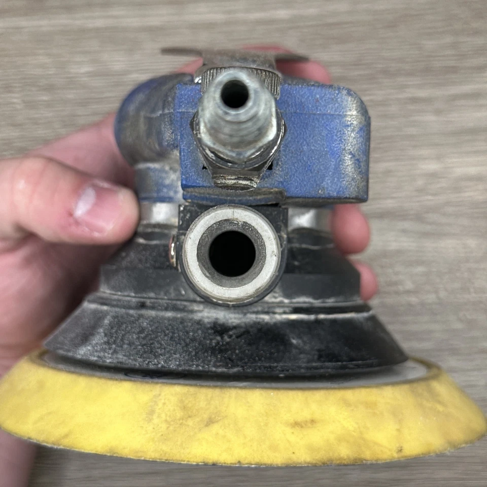 Lijadora de palma neumática Harbor Freight central de 6" autoaspiradora Foto 3 de 4