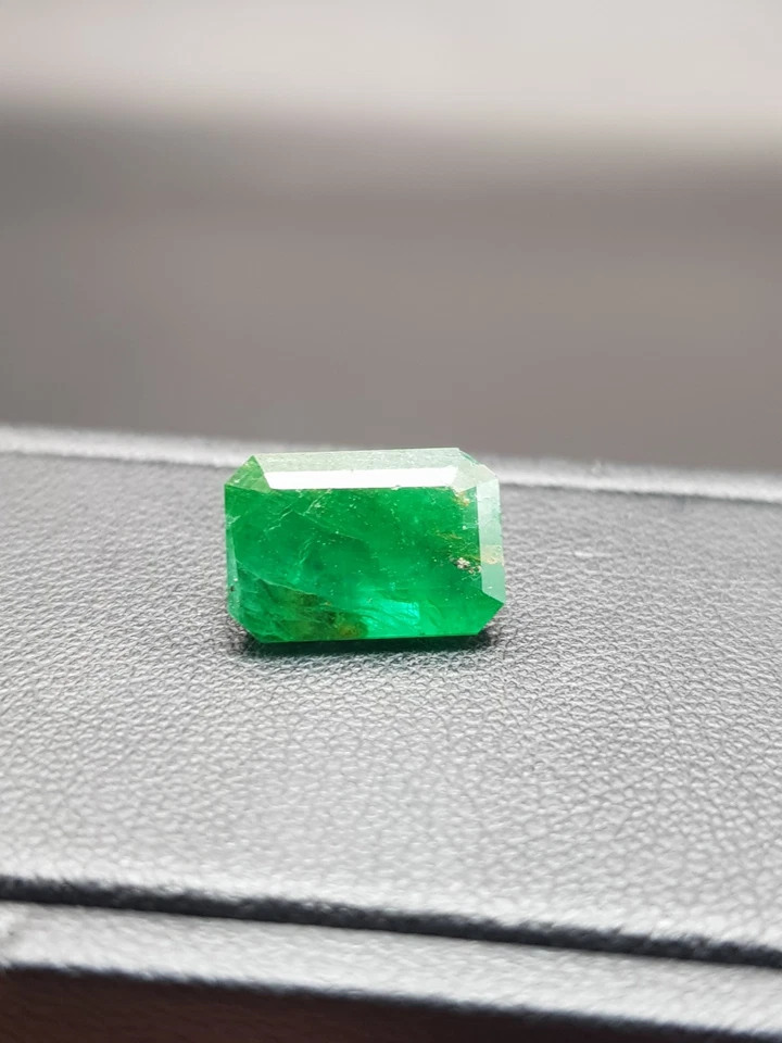 Esmeralda natural 4,45 quilates gema facetada verde vivo de Swat Pakistán Foto 2 de 4