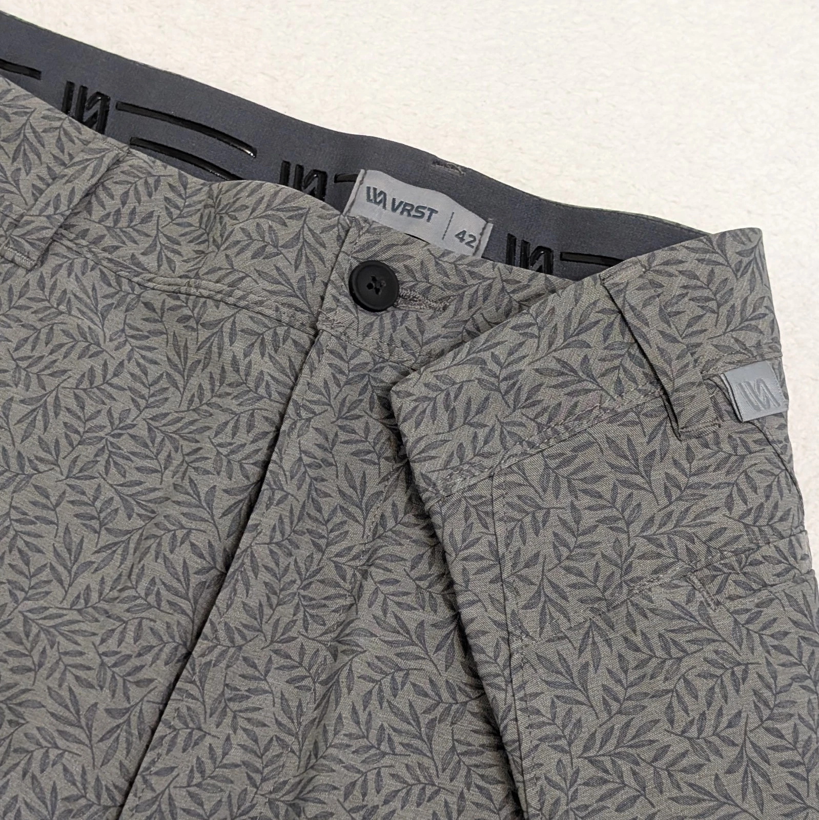 NEW VRST Men's Golf Shorts 9" Inseam Ditsy Leaf Print Silver Shadow Gray Size 42