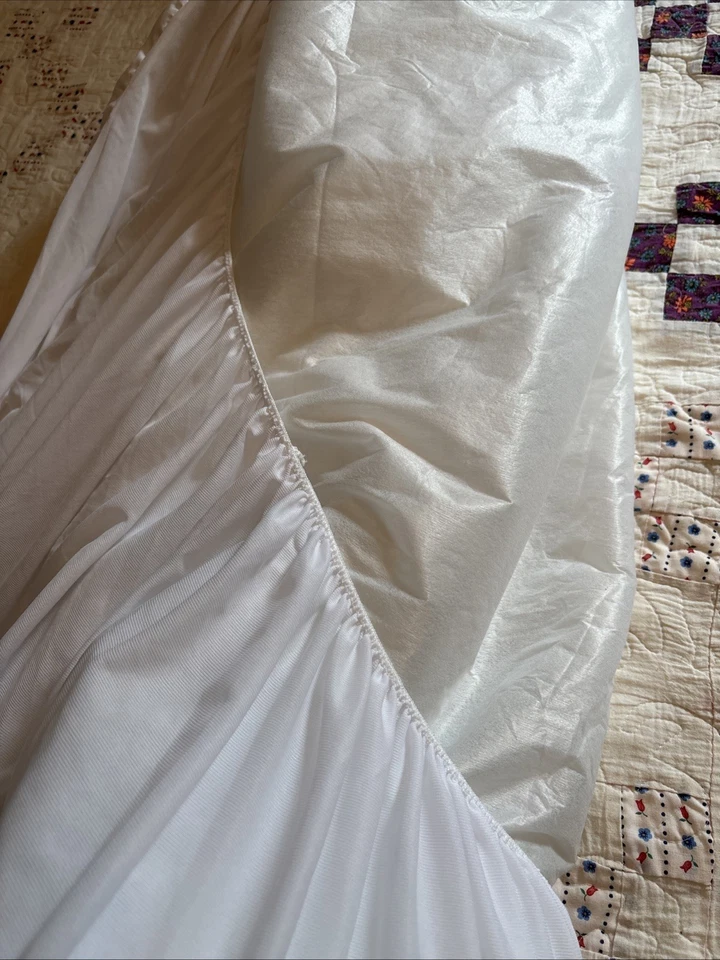 Mattress Cover White For Full Size Bed Waterproof - Image 4 of 4