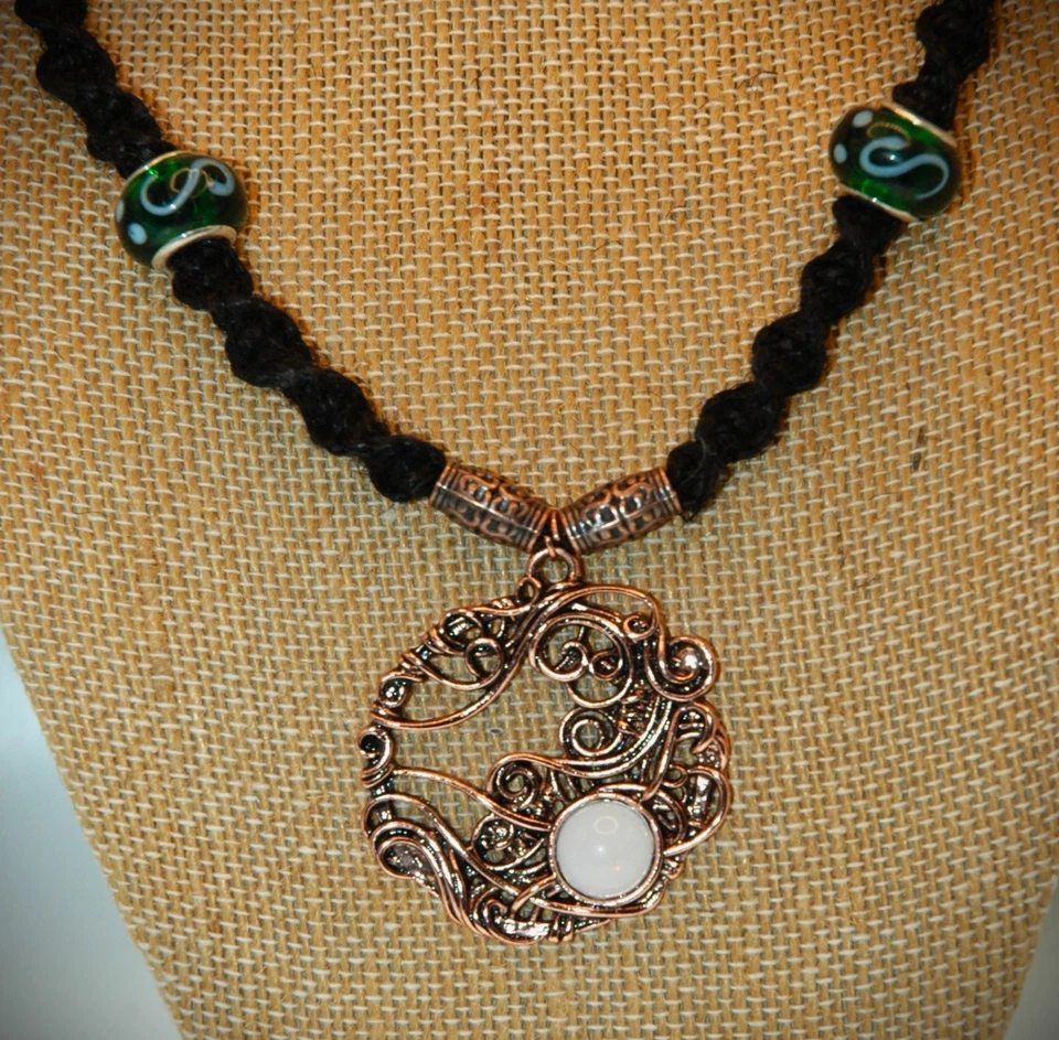 Elegante luna Art Nouveau en tono cobre en una cadena de cáñamo hecha a mano negra de 21 3/4" Foto 2 de 4