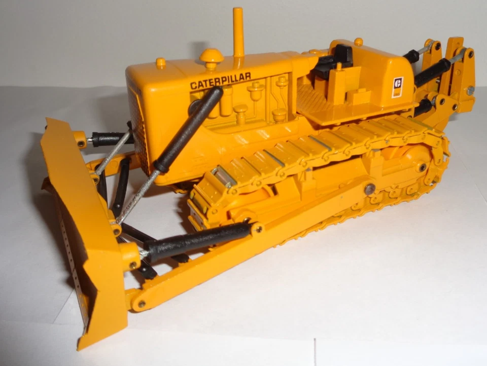 Conrad #2874 1/50 Caterpillar Cat D9G Track Type Tractor - Limited Edition #687 - Image 3 of 4