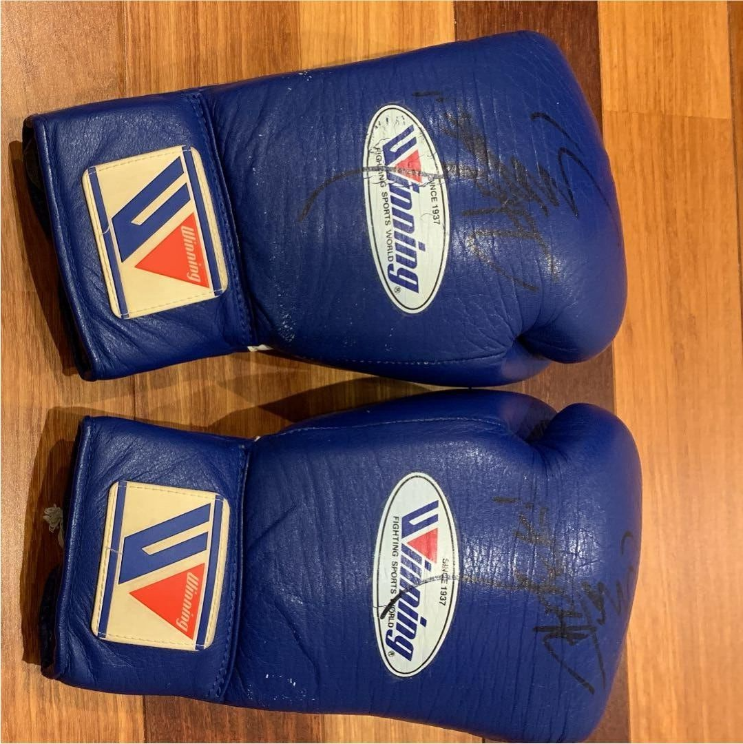 Winning Genuine] Boxing Gloves 8 oz. MS-200B Blue Signed & used by
