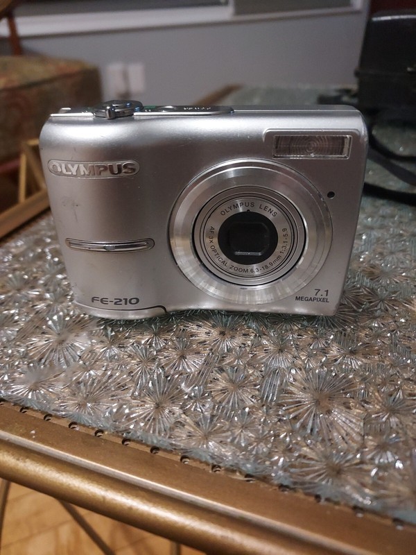 OLYMPUS FE-210 7.1 MEGA PIXELS DIGITAL CAMERA - NOT TESTED SPARES OR REPAIRS 