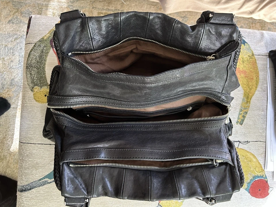 Bolso de mano Hobo Cole Haan para mujer de cuero plisado negro con borla Foto 3 de 4