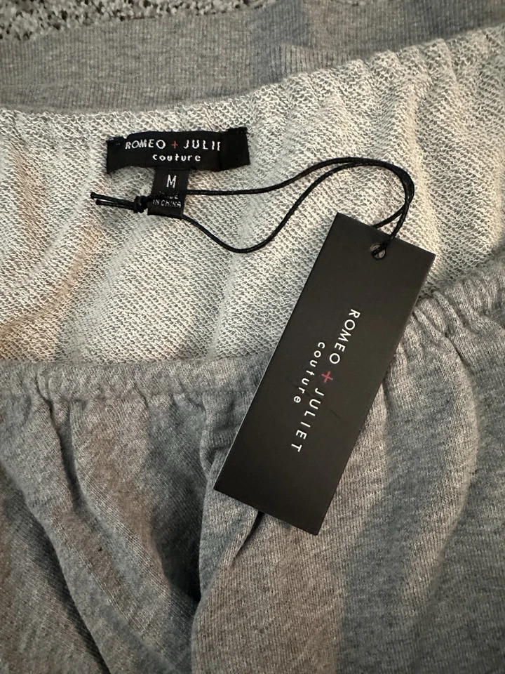 ROMEO AND JULIET COUTURE M Sudadera corta gris polar con volantes NUEVA CON ETIQUETAS R $59 Foto 4 de 4