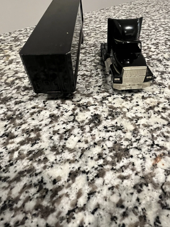 Camión fundido a presión Hershey's Chocolate Kiss Winross y papel Appleton camión con ventanas Foto 4 de 4