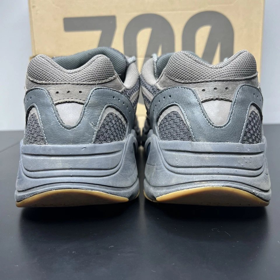 Talla 11K - Adidas Niños Yeezy Boost 700 V2 Vanta Foto 3 de 4