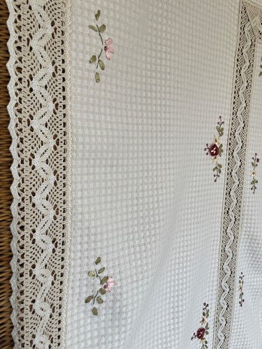 Vintage Ribbon Hand Embroidered Tablecloth with Lace Trim – 118x215cm Oval - Picture 11 of 12