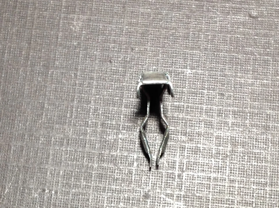 10 NORS 1967/1974 Mercedes Benz 230 250 280 grille moulding clips 001 988 61 78 — 第 3/4 张图片