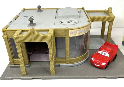 Disney Pixar Cars Luigi's Casa Della Tires Playset & Flo’s V8 Cafe TESTED - Picture 2 of 10