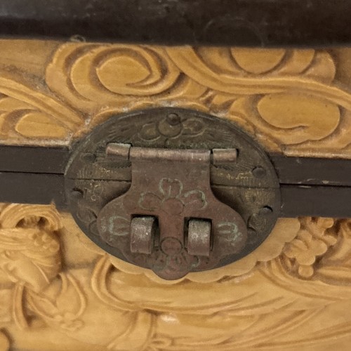 Scatola in legno con cerniera intagliata a mano canfora 9" sculture asiatiche chiusura ottone vintage LEGGI! - Foto 13 di 16