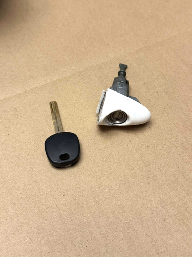 2011-2015 Kia Optima Ignition Switch Cylinder Tumbler W/ Key & Shroud OEM - Picture 2 of 10