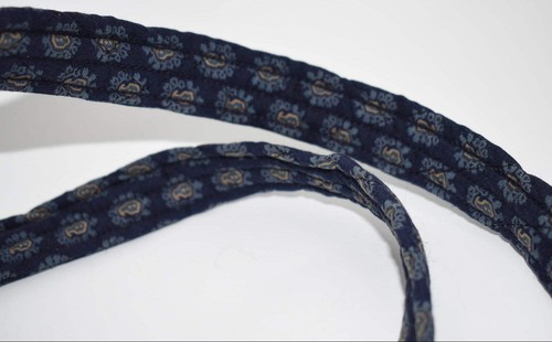 Vera Bradley Large Duffel Bag in Vintage "Classic Navy -1998" Pattern - Picture 5 of 13