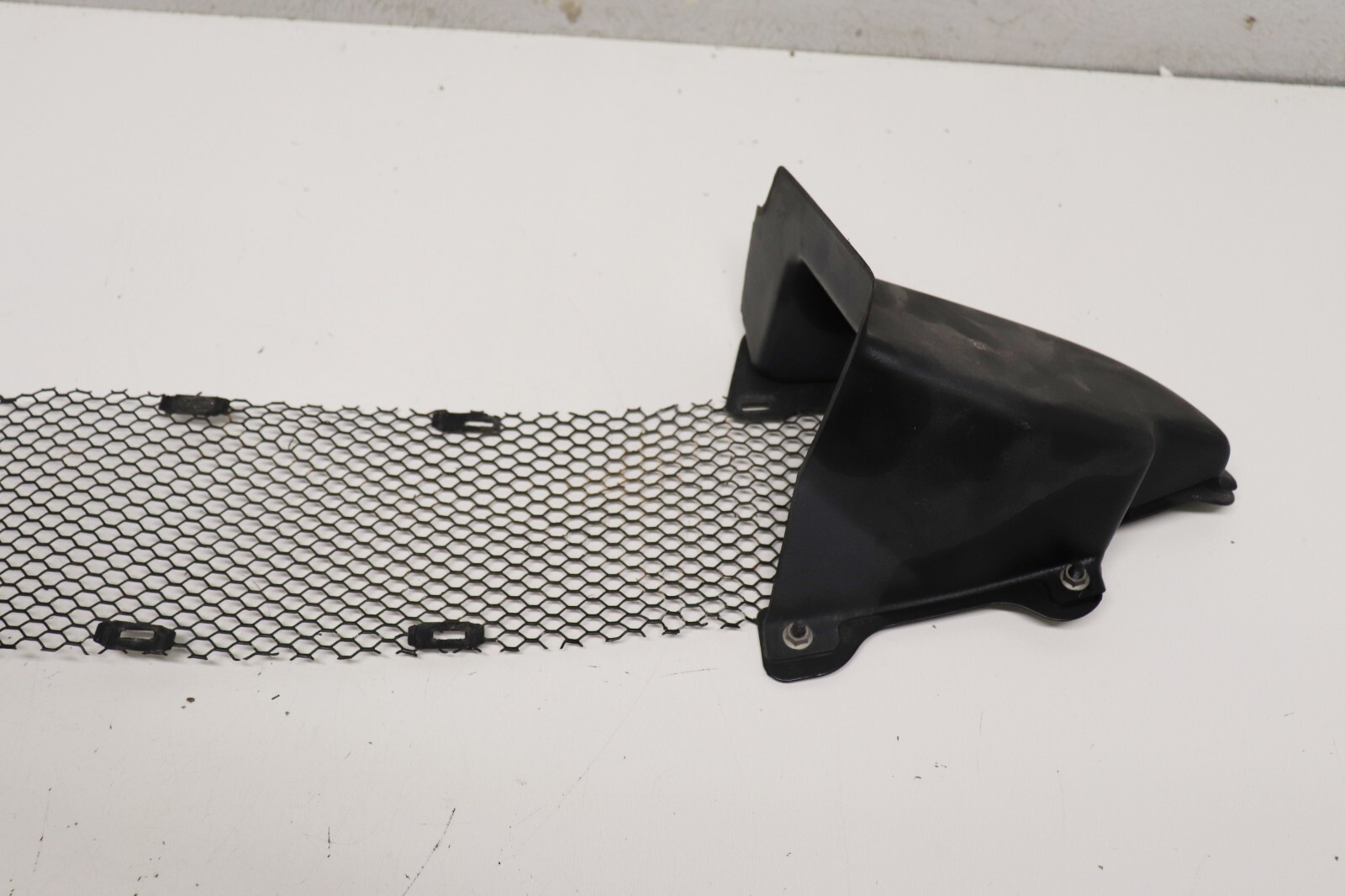 F208136 2003-2008 Maserati Quattroporte M139 Front Bumper Lower Center Grille OE