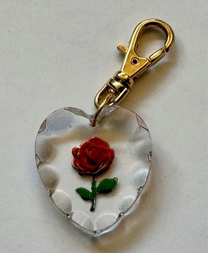 Charm Vintage Intaglio Retro Intaglio Vetro Rosso Rosa CUORE 1" Clip su Borsa Cappotto - Foto 1 di 2