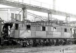 Foto E 18 06 vom Bw München Hbf nach Unfall abgestellt in München Allach 1945