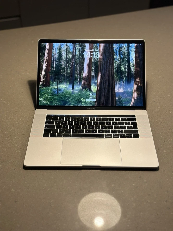Apple MacBook Pro 15" 2018 · i7 · 8GB · 256GB, photo 2 of 5
