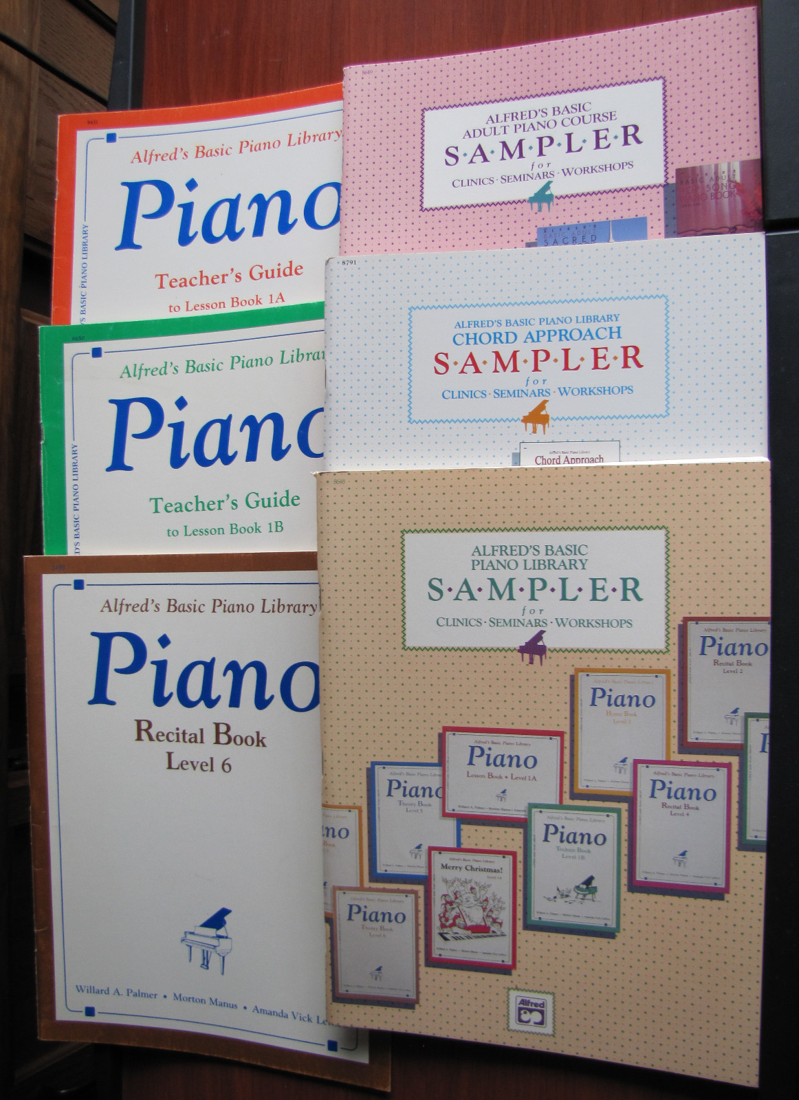 6) Alfred's Basic Piano Library - 2 Guide per insegnanti, 1 libro di recital, 3 campionatori