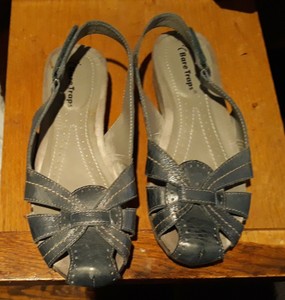 bare traps closed toe sandals