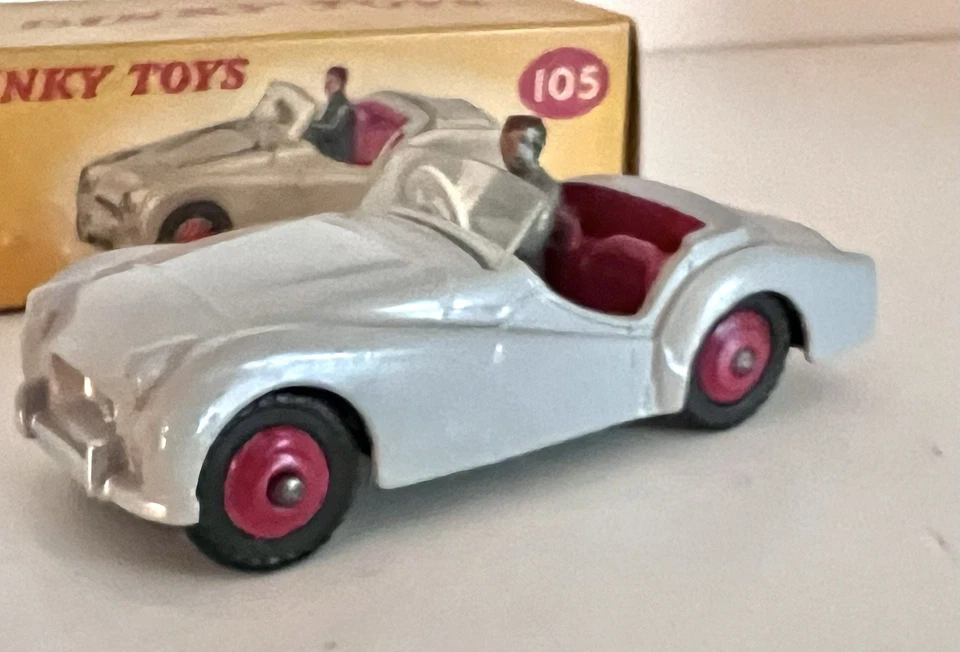 DINKY TOYS TRIUMPH TR2 - No. 05 - NEAR MINT W/ORIGINAL BOX - MUST SEE SPORTS CAR - Image 3 of 4