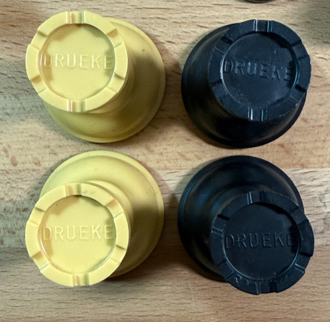 DRUEKE Extra Heavy Chess Piece Butterscotch Black 3 5/8" King Players Choice Box