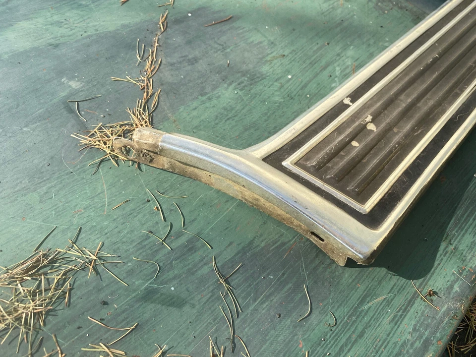 Ford Torino 1972 guardabarros inferior LF carrocería lateral aluminio moldura guardabarros RF Foto 2 de 4