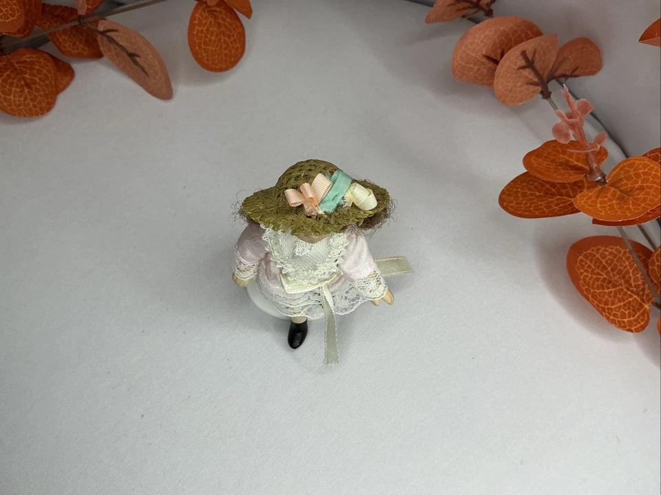 Muñeca eduardiana niña escala 1:12 en vestido y sombrero de encaje rosa - miniatura casa de muñecas Foto 2 de 4