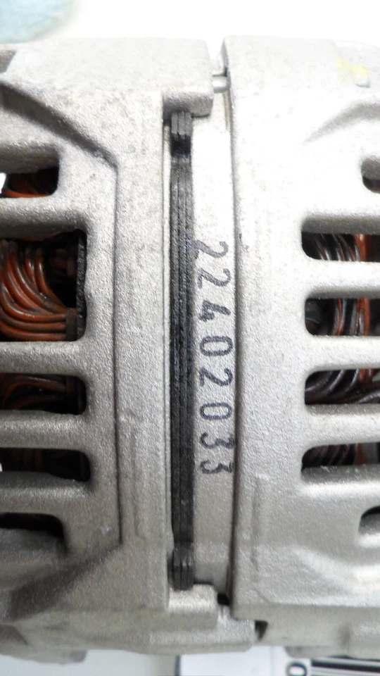 Alternador Volkswagen Beetle 2000-2001 2.0L usado 028903028D fabricante de equipamento original - Imagem 3 de 4