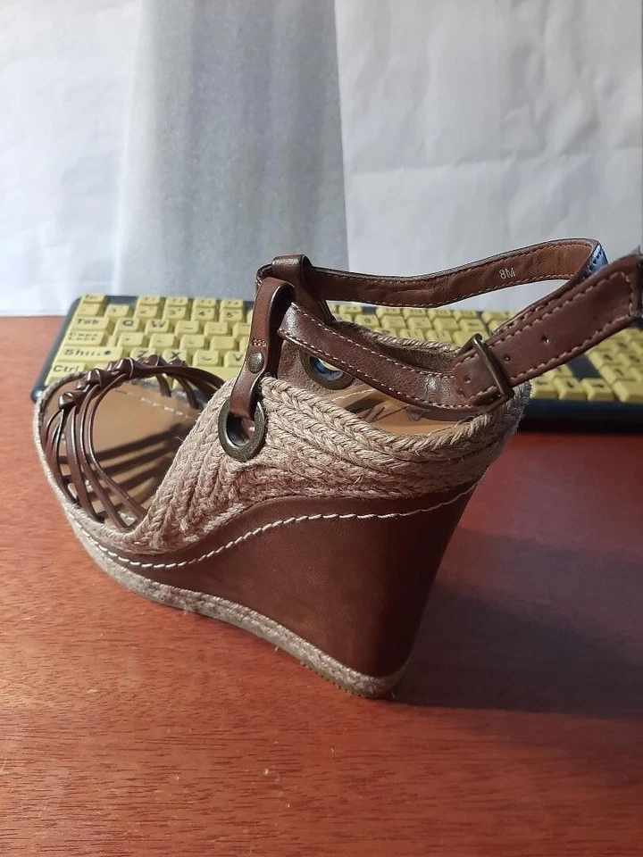 Mia 女式棕褐色绑带楔形凉鞋 8 码 Preloved — 第 2/4 张图片