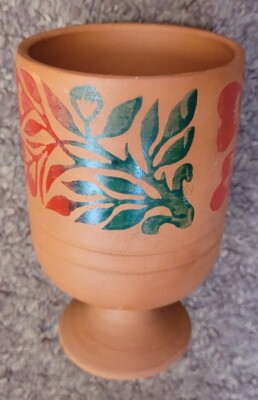 Handgefertigter Terrakotta Kelch handbedruckt mit Blumenmuster. Tolles ethnisches Geschenk