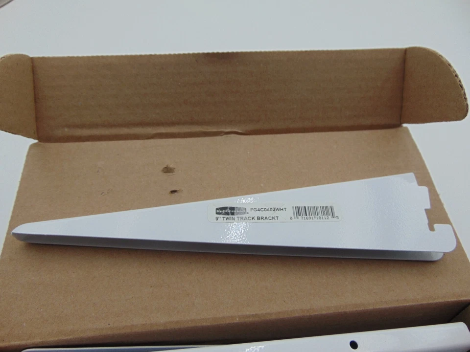 Lote de soportes de estante Rubbermaid 9” doble vía BLANCOS FG4C0402WHT (paquete de 16) Foto 4 de 4