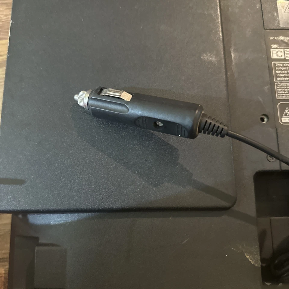 Skyworth SLC1921A 19" LED TV DVD Combo with AC/DC Power UNTESTED/ PARTS/REPAIR - Image 3 of 4