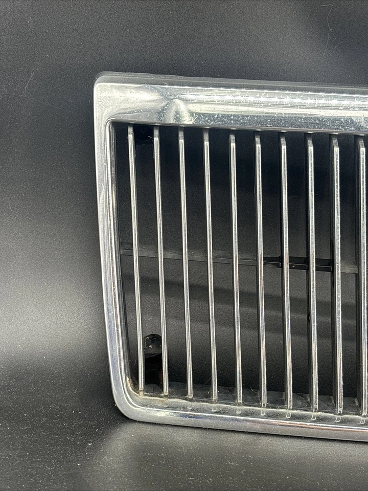 Chrysler LeBaron GTS 1985-1989 parrilla cromada usada OEM MOPAR 4270999 completa  Foto 2 de 4