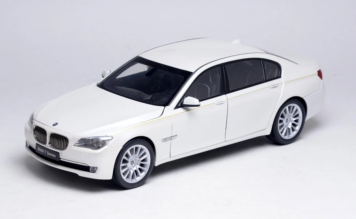1/18 Kyosho BMW 760Li F02 White