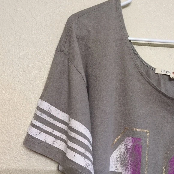 Camiseta deportiva corta gris corazón Derek con rayas moradas y doradas para mujer talla M Foto 2 de 4