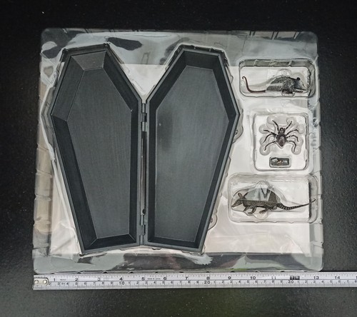 NECA 2021 UNIVERSAL MONSTERS DRACULA COFFIN ACCESSORY SET BOXED - Picture 3 of 24