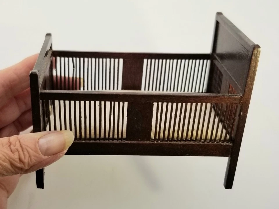 CASA DE MUÑECAS MINIATURA BESPAQ NOGAL ARTESANO MISIÓN ESTILO CAMA PARA NIÑOS Foto 4 de 4