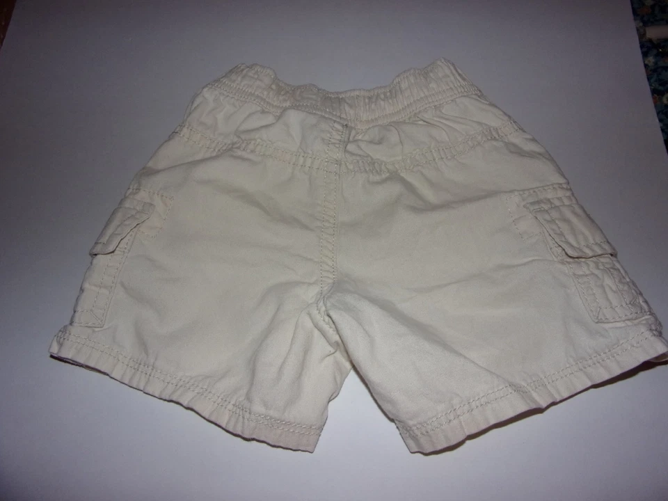 Lugar para niños: bebés niños 9-12 meses, pantalones cortos color crema. Foto 2 de 2