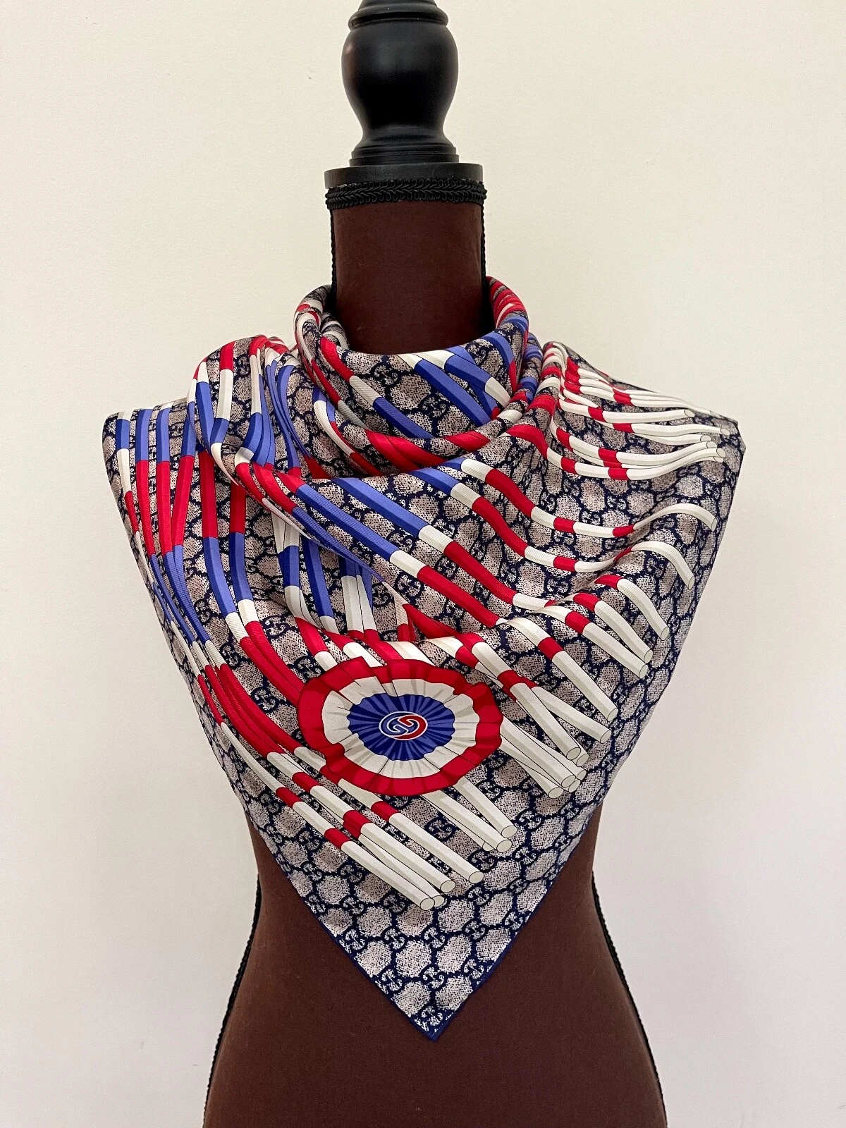 Gucci Foulard GG Logo Club Bleu Rouge Blanc WEB Multicolore Soie Sergé Wrap