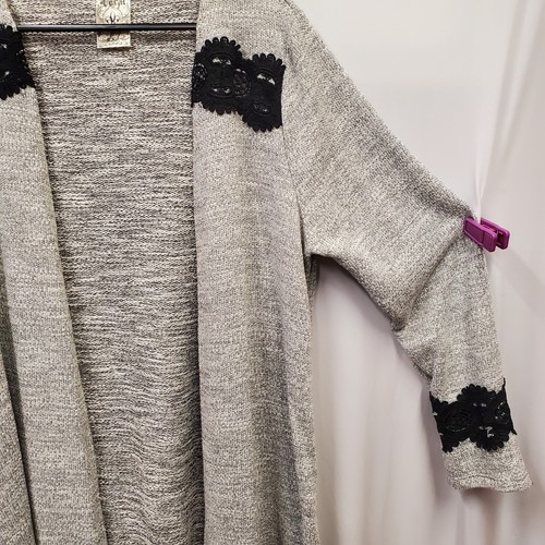 Cárdigan largo abierto Vocal Hecho en EE. UU. Plumero Suéter Gris con encaje negro Talla XL - Imagen 3 de 13