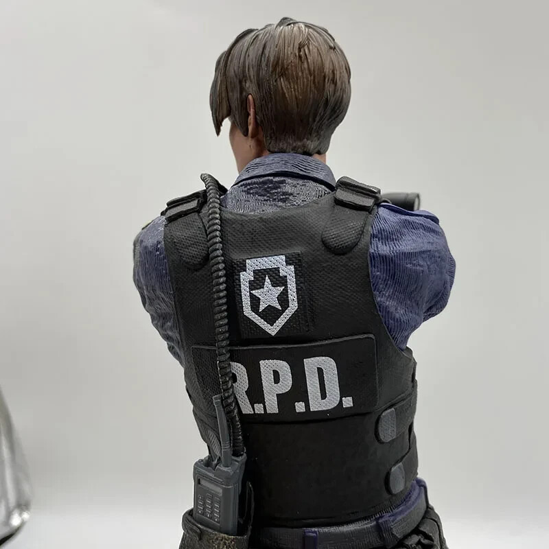 Resident Evil – Action Figure Leon S. Kennedy In PVC – Modello Da Collezione 32 Cm – Statua Ornamentale - 3